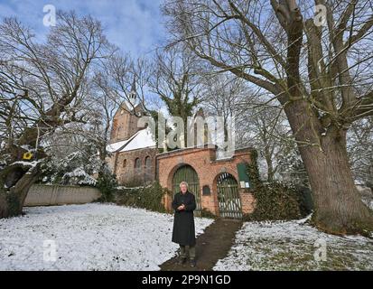 Lunow, Deutschland. 06. März 2023. Thomas Berg, Pastor, steht vor der Dorfkirche. Pastor Thomas Berg überlässt es nicht dem Zufall, Neuankömmlinge für Lunow zu finden. Es wurde ein professionelles Filmporträt geschaffen, das anschaulich zeigt, was das Dorf an der Grenze zwischen Barnim und Uckermark zu bieten hat. Und das scheint ziemlich viel zu sein. Kredit: Patrick Pleul/dpa/Alamy Live News Stockfoto