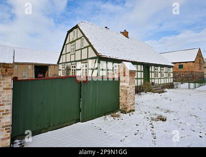 Lunow, Deutschland. 06. März 2023. Winter im Dorf Lunow (Luftaufnahme mit einer Drohne). Pastor Thomas Berg überlässt es nicht dem Zufall, Neuankömmlinge für Lunow zu finden. Es wurde ein professionelles Filmporträt geschaffen, das anschaulich zeigt, was das Dorf an der Grenze zwischen Barnim und Uckermark zu bieten hat. Und das scheint ziemlich viel zu sein. Kredit: Patrick Pleul/dpa/Alamy Live News Stockfoto