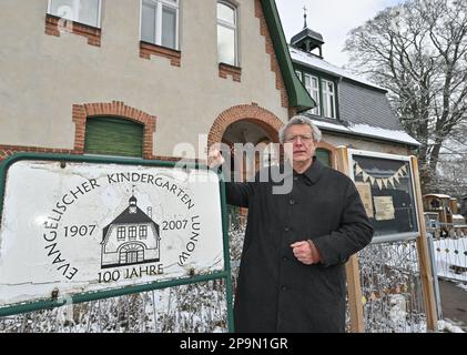 Lunow, Deutschland. 06. März 2023. Thomas Berg, Pastor, steht vor dem protestantischen Kindergarten in Lunow. Pastor Thomas Berg überlässt es nicht dem Zufall, Neuankömmlinge für Lunow zu finden. Es wurde ein professionelles Filmporträt geschaffen, das anschaulich zeigt, was das Dorf an der Grenze zwischen Barnim und Uckermark zu bieten hat. Und das scheint ziemlich viel zu sein. Kredit: Patrick Pleul/dpa/Alamy Live News Stockfoto