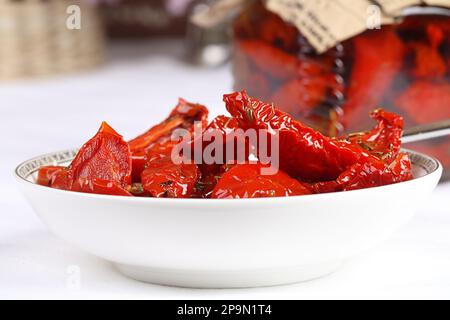 Leckere getrocknete Tomaten auf weißem Hintergrund Stockfoto