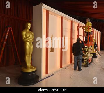 Los Angeles, USA. 10. März 2023. Die Arbeiter bereiten sich am 10. März 2023 für die Academy Awards 95. in der Hollywood-Abteilung von Los Angeles vor. Die Oscar-Gewinner werden am 12. März im Rahmen einer ABC-Übertragung bekannt gegeben. Foto: Jim Ruymen/UPI Credit: UPI/Alamy Live News Stockfoto