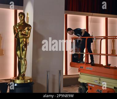 Los Angeles, USA. 10. März 2023. Die Arbeiter bereiten sich am 10. März 2023 für die Academy Awards 95. in der Hollywood-Abteilung von Los Angeles vor. Die Oscar-Gewinner werden am 12. März im Rahmen einer ABC-Übertragung bekannt gegeben. Foto: Jim Ruymen/UPI Credit: UPI/Alamy Live News Stockfoto