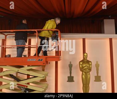 Los Angeles, USA. 10. März 2023. Die Arbeiter bereiten sich am 10. März 2023 für die Academy Awards 95. in der Hollywood-Abteilung von Los Angeles vor. Die Oscar-Gewinner werden am 12. März im Rahmen einer ABC-Übertragung bekannt gegeben. Foto: Jim Ruymen/UPI Credit: UPI/Alamy Live News Stockfoto