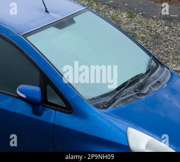 Windschutzscheibe mit Frost bedeckt Stockfoto