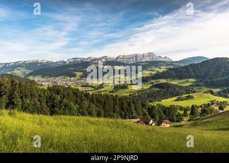 Appenzellerland, Blick auf Appenzell und das Alpsteingebirge mit dem Gipfel von Saentis und dem hohen Kasten, Kanton Appenzell Innerrhoden, Schweiz Stockfoto