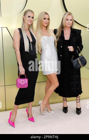 Los Angeles, Kalifornien. 9. März 2023. Nicky Hilton Rothschild, Paris Hilton, Kathy Hilton in Anwesenheit der Versace FW23 Show, Pacific Design Center, Los Angeles, CA 9. März 2023. Kredit: Priscilla Grant/Everett Collection/Alamy Live News Stockfoto