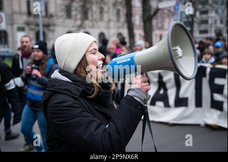 03.03.2023, Berlin, Deutschland, Europa - unter der Leitung der deutschen Klimaschutzaktivistin Luisa Neubauer nehmen Jugendliche an Freitagen an zukünftigen Protesten Teil. Stockfoto