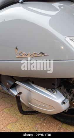 Bordeaux , Aquitaine Frankreich - 03 05 2023 : vespa-Schild auf der Rückseite grau mit Markenlogo auf dem neuen modernen 300-Roller gts hpe Stockfoto