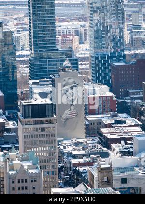Leonard Cohen Wandbild in der Crescent Street, Montreal, Kanada an einem Wintermorgen - Porträtaufnahme Stockfoto