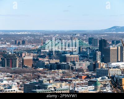 Montreal Stadtlandschaft mit der berühmten Jacques-Cartier-Brücke im Hintergrund an einem Wintermorgen - Nahaufnahme Stockfoto