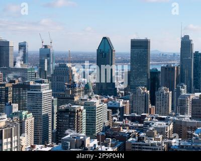 Downtown Montreal von Belvédère Kondiaronk aus gesehen an einem Wintermorgen - Landschaftsaufnahme Stockfoto