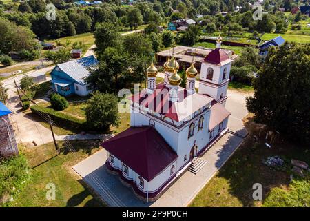 Luftaufnahme der Auferstehungskirche des 17. Jahrhunderts im Dorf Trubino, Zhukowsky-Viertel, Kaluzhskiy-Region, Russland Stockfoto