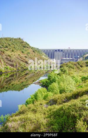 Blick auf den Alcántara-Staudamm, auch bekannt als José María de Oriol-Staudamm, ist ein Staudamm am Fluss Tejo, Provinz Cáceres, Spanien Stockfoto