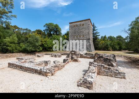 Historischer mittelalterlicher venezianischer Turm in der antiken Stadt im Butrint National Park, Buthrotum, Albanien Stockfoto