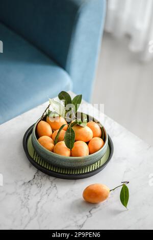 Mangopflaume in einer Schüssel auf dem Tisch. Hochwertiges Foto Stockfoto