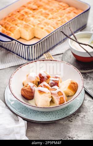 Buchteln, süße Brötchen aus Hefeteig mit Milch und Butter, serviert mit Vanillesauce. Traditionelles fleischloses Gericht in Europa Stockfoto