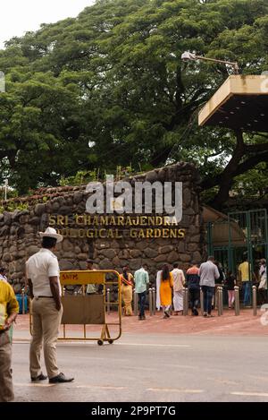 Mysore Zoo Karnataka Indien- September 1 2022 Touristen besuchen den Mysore Zoo, um die Tiere und Vögel zu sehen, die in Karnataka Indien ausgestellt sind Stockfoto