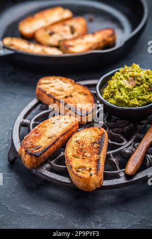 Gebratenes Brot, Ersatz für Toast, herzhafter französischer Toast mit Avocado-Aufstrich Stockfoto