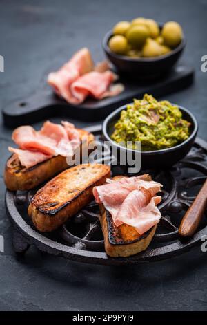 Gebratenes Brot, Ersatz für Toast, herzhafter französischer Toast mit Avocado-Aufstrich und Serrano-Schinken Stockfoto