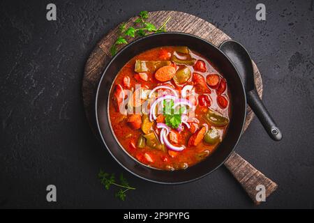Traditionelle Soljanka-Suppe: Dicke und saure Suppe russischen Ursprungs Stockfoto