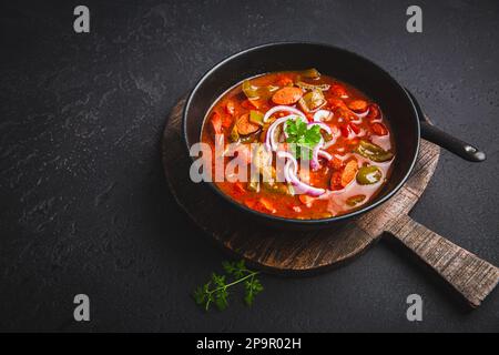 Traditionelle Soljanka-Suppe: Dicke und saure Suppe russischen Ursprungs Stockfoto