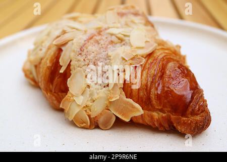 Nahaufnahme eines köstlichen französischen Mandel-Croissant-Gebäckstücks Stockfoto