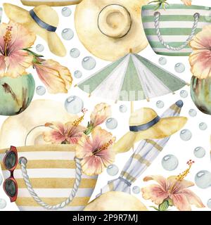 Handgezeichnete, wasserfarbene Strandtasche mit Hibiskusblume, Sonnenhut und Cocktailschirm nahtloses Muster. Isoliert auf weißem Hintergrund. Wandbild, Hochzeit Stockfoto