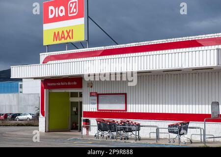 Verin, Spanien 03-07-2023: Logo und Fassade von DIA, ist ein internationales Unternehmen im Vertrieb von Lebensmitteln Stockfoto