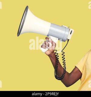 Schwarze Frau, Hände und Megafon auf dem Modell für Ankündigungen, Werbung oder Marketing mit gelbem Studiohintergrund. Hand hält Megafon für Stockfoto