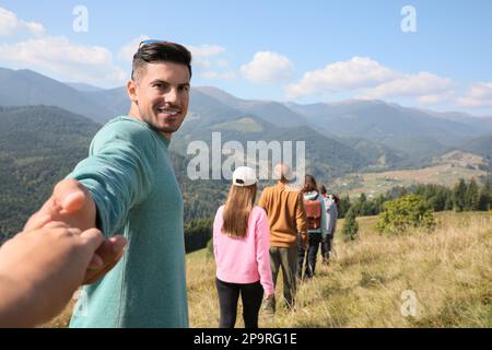 Eine Gruppe von Menschen, die Zeit zusammen in den Bergen verbringen Stockfoto