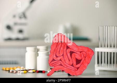 Papierdarmausschnitt bei verschiedenen Pillen auf dem Tisch in der Klinik Stockfoto