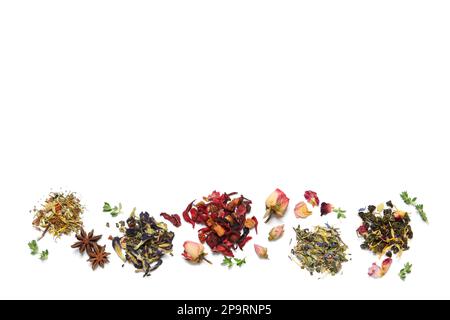 Verschiedene trockene Kräutertees auf weißem Hintergrund, Draufsicht Stockfoto