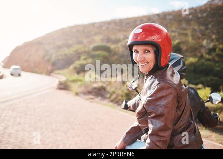 Reise, Motorrad und Porträt einer Seniorin mit Mann auf einer Straße für Fahren, Abenteuer und Freiheit. Gesicht, Biker und altes Paar auf dem Motorrad, glücklich Stockfoto