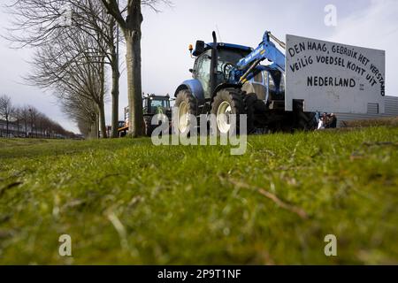 DEN HAAG - Traktoren stehen still, bevor Bauern im Zuiderpark und die aussterbenden Rebellion um die Utrechtsebaan demonstrierten. Es gibt schwarze Zäune um einen Teil des Tunnels, und die Polizei hat deutsche Wasserkanonen bereit für alle Störungen. ANP SEM VAN DER WAL ANP SEM VAN DER WAL netherlands Out - belgium Out Credit: ANP/Alamy Live News Stockfoto