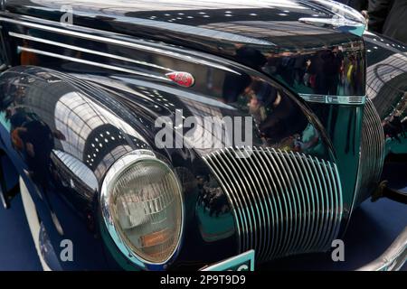 Nahaufnahme der Vorderseite eines 1939, Dark Blue, Lincoln Zephyr 3 Window Coupé, ausgestellt auf der London Classic Car Show 2023 Stockfoto