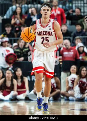 März 09 2023 Las Vegas, NV, USA Arizona Wildcats Guard Kerr Kriisa (25) setzt das Spiel während des NCAA Pac 12 Männer Basketball Tournament Quarterfinals zwischen Arizona Wildcats und den Stanford Cardinals. Arizona schlug Stanford 95-84 in der T Mobile Arena Las Vegas, NV. Thurman James/CSM Stockfoto