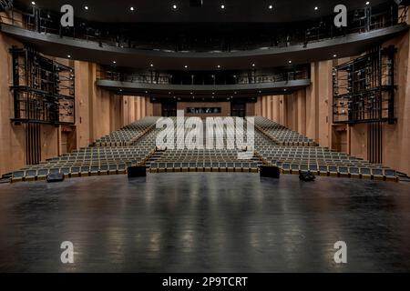 Innenraum eines leeren, modernen Auditoriums, leere Stühle, Blick von der Theaterbühne. Stockfoto