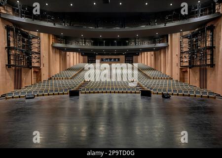 Innenraum eines leeren, modernen Auditoriums, leere Stühle, Blick von der Theaterbühne. Stockfoto