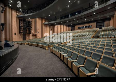 Innenraum eines leeren, modernen Auditoriums, leere Stühle, Blick von der Theaterbühne. Stockfoto