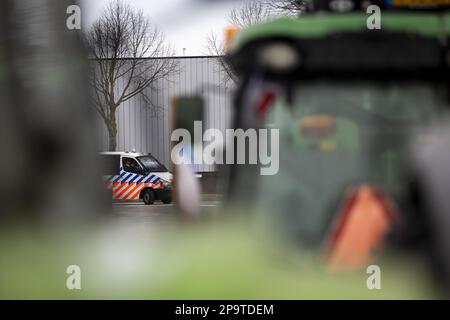 DEN HAAG - Traktoren stehen still, bevor Bauern im Zuiderpark und die aussterbenden Rebellion um die Utrechtsebaan demonstrierten. Es gibt schwarze Zäune um einen Teil des Tunnels, und die Polizei hat deutsche Wasserkanonen bereit für alle Störungen. ANP SEM VAN DER WAL netherlands Out - belgien Out Credit: ANP/Alamy Live News Stockfoto