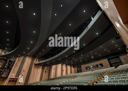 Innenraum eines leeren, modernen Auditoriums, leere Stühle, Blick von der Theaterbühne. Stockfoto