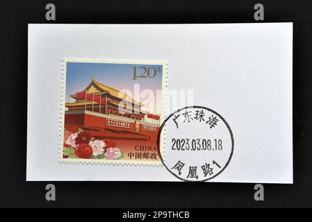 CHINA - CIRCA 2023: Auf einem in China gedruckten Stempel sind Z58 Tiananmen (2/21/2023) , circa 2023 ausgestellt. Stockfoto