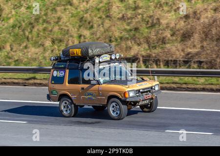 1992 90er Jahre Orange Camel Trophy Land Rover Defender. Oldtimer-Expeditions-Freizeitfahrzeug, britischer Geländewagen, robustes Geländefahrzeug für Geländefahrten, LandRover Discovery Turbo Diesel UK; Fahrt auf der Autobahn M61, Großbritannien Stockfoto