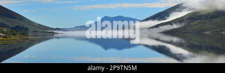 Panoramabild des frühen Morgennebels über dem Loch Glascarnoch Stockfoto