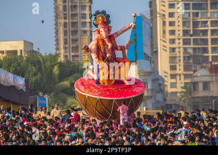 Ganapati Visarjan in Mumbai, Girgaon Chowpaty, Girgaum chowpatty Ganesh Visarjan, Ganesh Festival. Mumbai, Maharashtra, Indien Stockfoto
