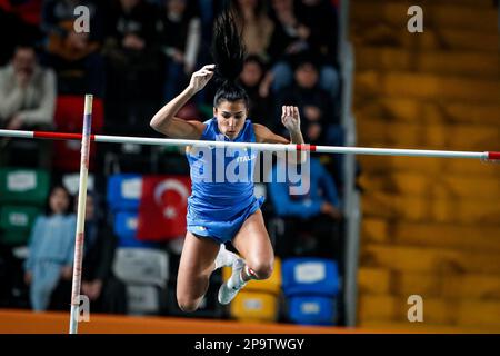 Istanbul, Türkei, 4. März 2023. Roberta Bruni aus Italien tritt im Pole Vault Women Final an der Europameisterschaft der Leichtathletik 2023 - Tag 2 in der Atakoy Arena in Istanbul, Türkei. 4. März 2023. Kredit: Nikola Krstic/Alamy Stockfoto