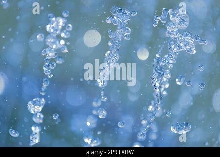 Wasserstrahlen aus einem in der Luft schwebenden Brunnen Stockfoto