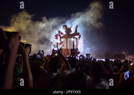 Ganapati Visarjan in Mumbai, Girgaon Chowpaty, Girgaum chowpatty Ganesh Visarjan, Ganesh Festival. Mumbai, Maharashtra, Indien Stockfoto