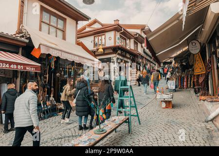 Ankara-Türkei, 25. Februar 2023: Einkaufen auf dem Basar in Ankara Kaleici, alte Siedlungsgegend im Schloss Ankara. Berühmtes altes hölzernes Hou Stockfoto