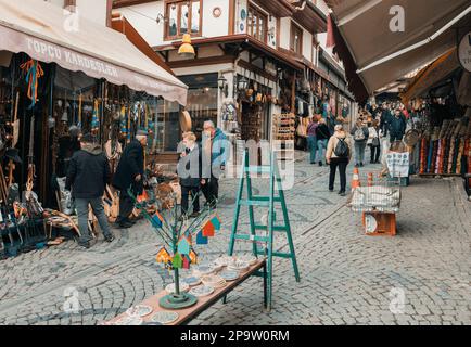 Ankara-Türkei, 25. Februar 2023: Einkaufen auf dem Basar in Ankara Kaleici, alte Siedlungsgegend im Schloss Ankara. Berühmtes altes hölzernes Hou Stockfoto